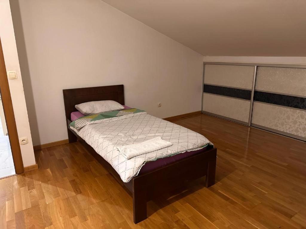 Rooms Near The Airport Sarajevo Exterior photo